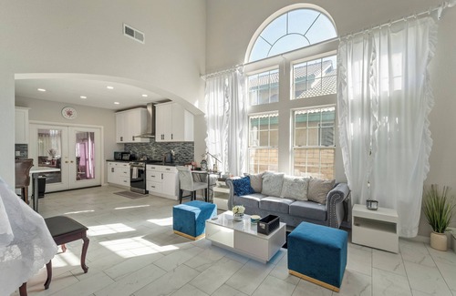 Ontario House | 6 bedroom Large house. Near Airport,Outlets Mall, Party,Wedding, Pets Friendly
