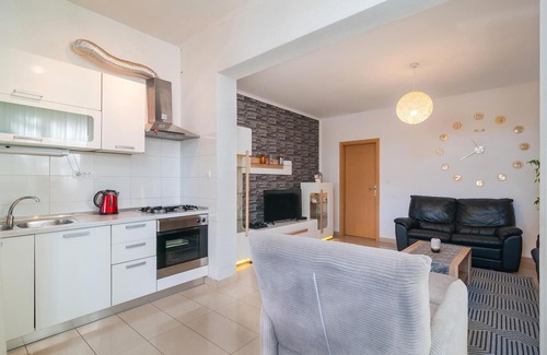 Kamen House | 6 bedroom nice home in Zrnovnica