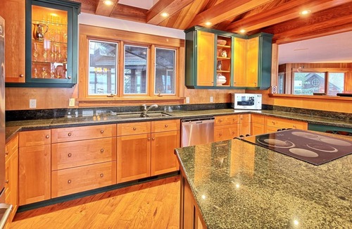 Gravenhurst Cottage | 6 beds, 6 baths on a Point on Lake Muskoka! Hot tub, 2-slip boathouse!