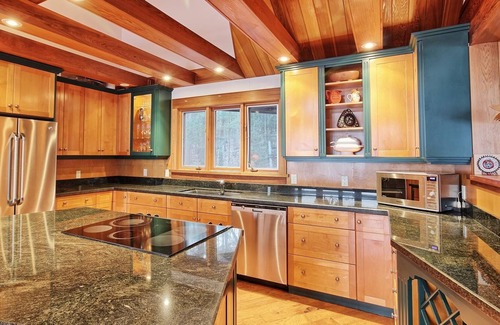 Gravenhurst Cottage | 6 beds, 6 baths on a Point on Lake Muskoka! Hot tub, 2-slip boathouse!