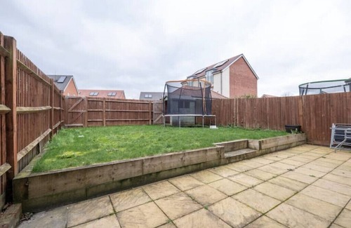 Leavesden House | 6 Berth- 5Beds- 2Bathroom- 3 room- 2 parking space