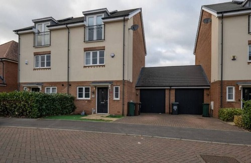 Leavesden House | 6 Berth- 5Beds- 2Bathroom- 3 room- 2 parking space