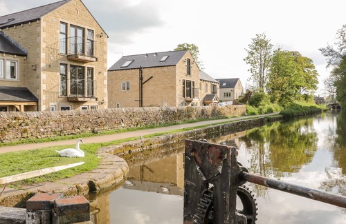 Gargrave Cottage | 6 LOCK VIEW, pet friendly, with hot tub in Gargrave