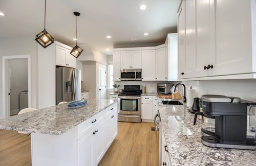 Rossville Cottage | 6 Mi to Chattanooga: Home w/Balcony & Dtwn Views!