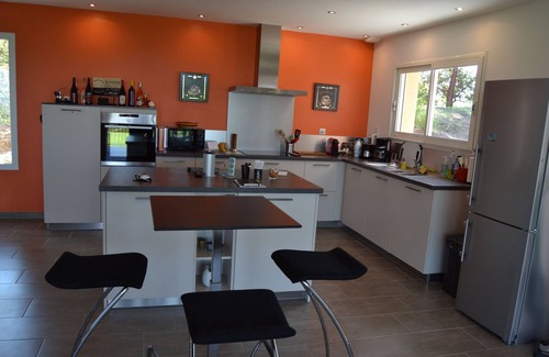 Merindol-les-Oliviers House | 6 miles from Vaison-la-Romaine, villa with modern decor, heated pool