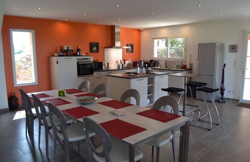 Merindol-les-Oliviers House | 6 miles from Vaison-la-Romaine, villa with modern decor, heated pool
