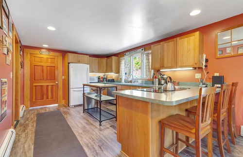 Jamaica House | 6 min from Stratton, King beds, dogs OK, jacuzzi tub, wrap around deck!
