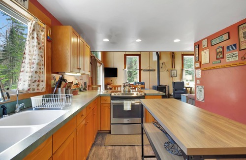Jamaica House | 6 min from Stratton, King beds, dogs OK, jacuzzi tub, wrap around deck!
