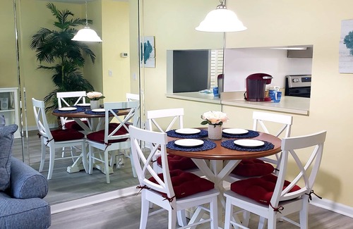 St. Augustine Beach Villa | 6 MIN. WALK TO THE BEACH! POOL & TENNIS CLEAN,2BR,2BA VILLA, 5-STAR REVIEWS!