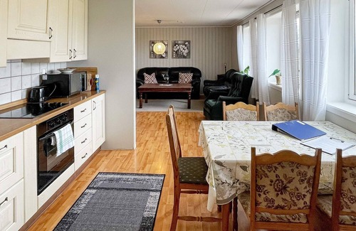 Gjengstoa Apartment | 6 person holiday home in Farstad