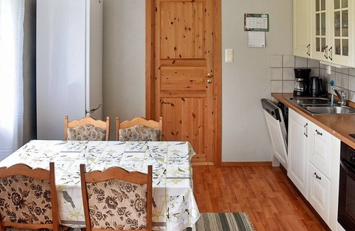 Gjengstoa Apartment | 6 person holiday home in Farstad