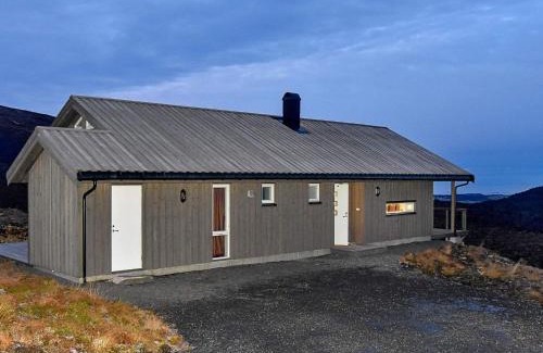 Gjengstoa House | 6 person holiday home in Lyngstad