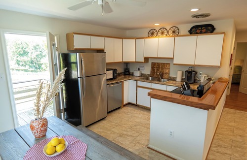 Castleton House | 6-Person House with private hot tub and screen porch