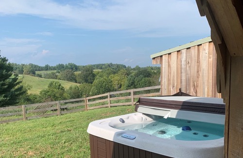 Castleton House | 6-Person House with private hot tub and screen porch