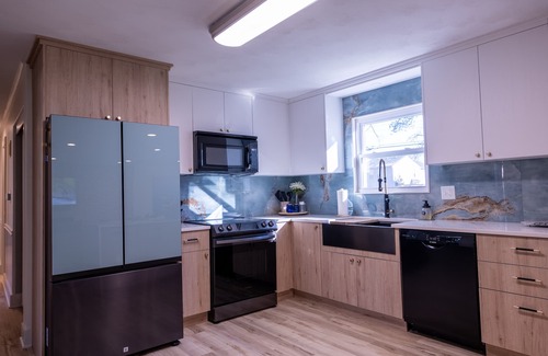 Carmel House | .6 Walk to Carmel Midtown. Quiet and secure neighborhood. Plus massage chair!
