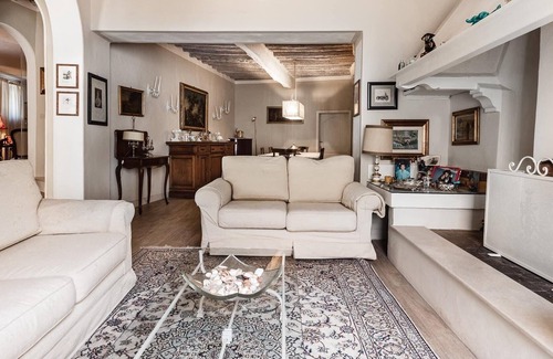 Crespina House | 60km to florence and 20km to the beach. Supermarket at 5 km. Shops at 2km.