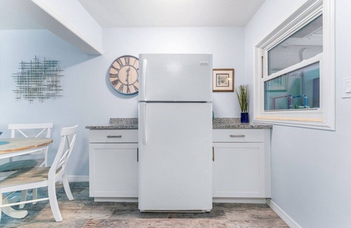 Downtown Apartment | 638 Madison · Downtown SRQ *Laurel Park * NEW* 2 bedroom* 75” TV