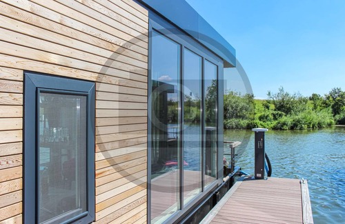 Ohe en Laak Boat Rental | 64 m² Houseboat ∙ 2 bedrooms ∙ 4 guests