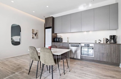Haaleiti Apartment | 65" TV, Netflix, Free Parking, King Bed, Brand New