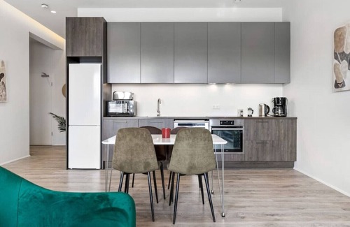 Haaleiti Apartment | 65" TV, Netflix, Free Parking, King Bed, Brand New