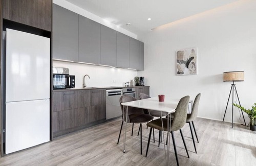 Haaleiti Apartment | 65" TV, Netflix, Free Parking, King Bed, Brand New