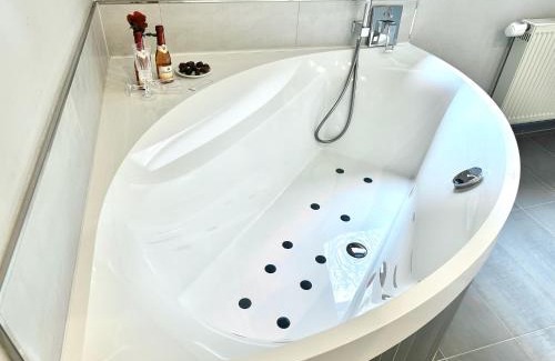 Geisenkopf Apartment | 65qm Luxus Apartment mit Whirlpool Saarbrücken Uni Nähe