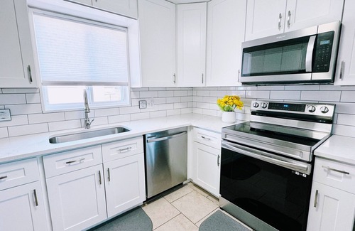 Dupont House | 6bdrm/6bath/2Kitchens/2LivingRms/2laundry; Easy access to Downtown and Red Rocks