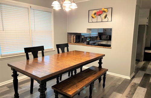 Madison House | 6Bdrm Retreat near Downtown Madison. Sleeps 12