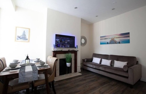 Rusholme House | 6Bedroom House 10min Drive from City Centre