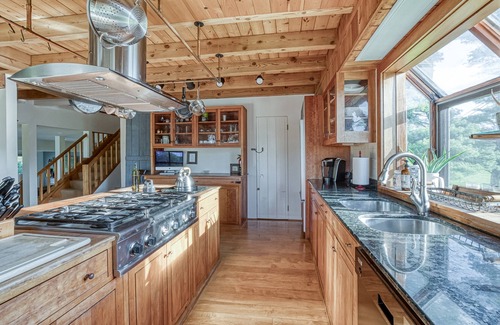 Lanesborough House | 6BR Berkshire Bliss - 38 Acres of nature - minutes from Jiminy Peak Ski Resort