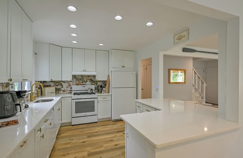 Southold House | 6BR, Saltwater Pool, Bocce, Hot Tub, Sauna. Walk to beach, minutes to vineyards!