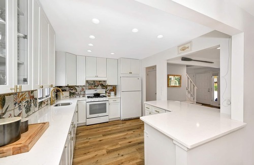 Southold House | 6BR, Saltwater Pool, Bocce, Hot Tub, Sauna. Walk to beach, minutes to vineyards!