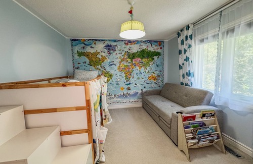 Sarnia House | 6BR Sleeps 12 Stocked Kitchen 10-Min Stroll to Lake Huron