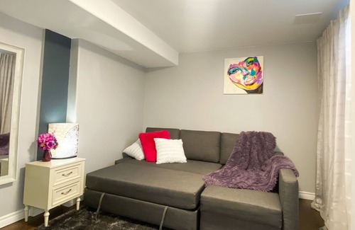 Sarnia House | 6BR Sleeps 12 Stocked Kitchen 10-Min Stroll to Lake Huron