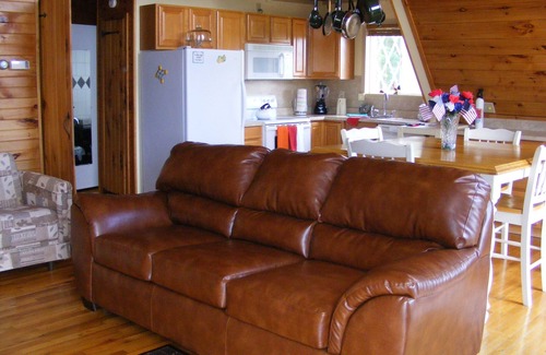 Hico House | 7/27-8/2 SPECIAL BASE RATE 398.00 PER NIGHT- INGROUND POOL-FIREPIT-BASKETBALL!