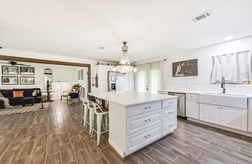Alvin House | ~ 7 Acres Ranch~ Fully remodeled in 2025