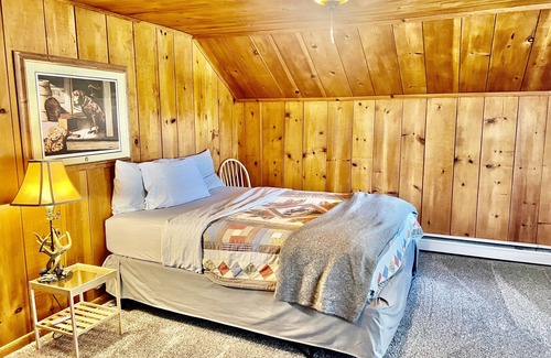 Decorah Cabin | 7 bedroom/3 bath Lodge on Canoe Creek in Decorah