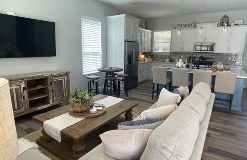 Stephenville House | 7 Bedroom 7.5 Bathroom House 1 Mile from Tarleton State University