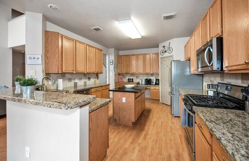 Barker House | 7-Bedroom Getaway w/Pool: 25 Mins Downtown WO
