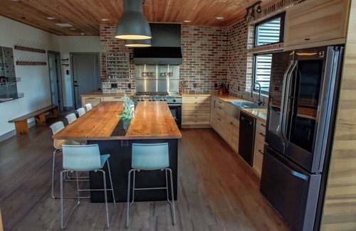 Weston House | 7-Bedroom: Hoops, Pickleball, Movies, Books & Games!
