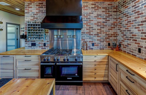 Weston House | 7-Bedroom: Hoops, Pickleball, Movies, Books & Games!