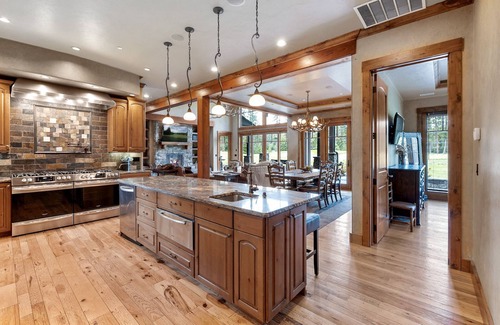Cle Elum House | 7 Bedroom Mansion Getaway - Pool and Hot Tub - Suncadia Resort