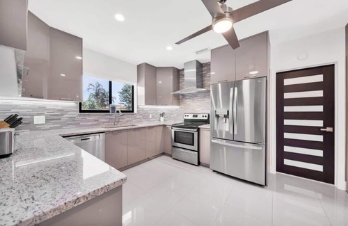 Golden Glades House | 7 Bedroom Villa Catalina Salt Water-Pool BKT Court