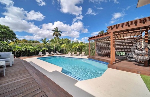 Golden Glades House | 7 Bedroom Villa Catalina Salt Water-Pool BKT Court