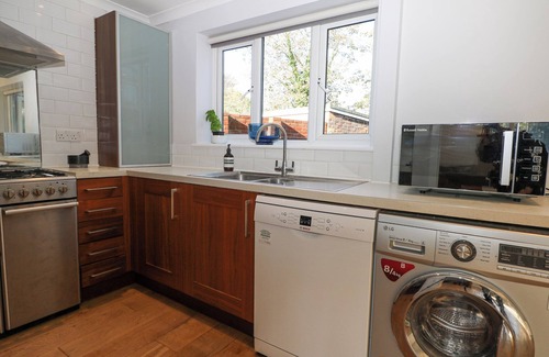 Arundel Cottage | 7 DALTONS PLACE, pet friendly, with open fire in Arundel