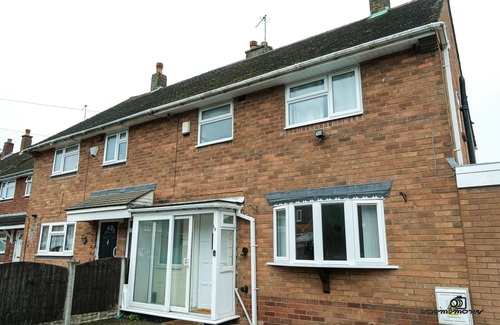 Walsall House | 7 Guests - 3 Bedrooms - Parking - Pet Friendly