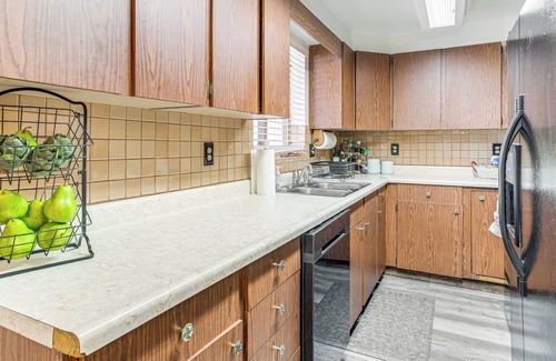 Aurora House | 7 Mi to Dtwn Denver: Home w/Large Yard!