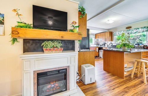 Volcano Cottage | 7 Mi to Volcanoes NP: Serene Cottage w/Deck!