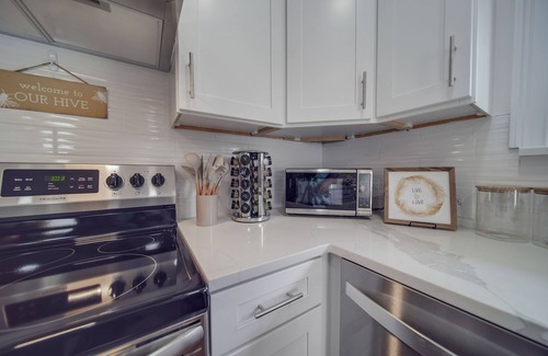 Stanly County House | 7 Oak country retreat w/hot tub & outdoor projector theater