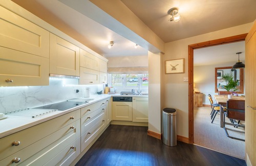 Kendal House | 7 The Old Woodyard - Dog-friendly Cottage with parking